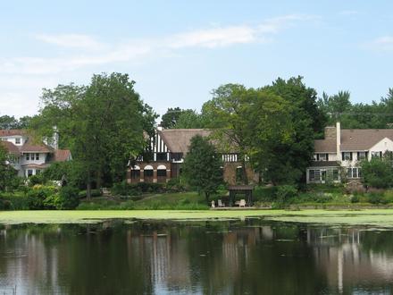 Zdjęcie dla: Shaker Heights Zdjęcie dla: Shaker Heights
