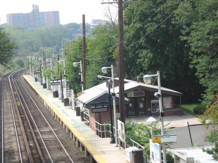 Image of Douglaston (LIRR station)
